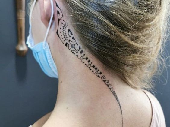 50 top idées de tatouages cou pour femme 22