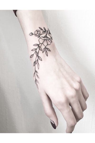 Les 100 plus beaux tatouages de poignet pour femme 22