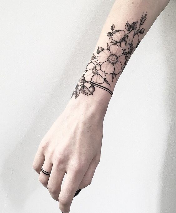 Les 100 plus beaux tatouages de poignet pour femme 23