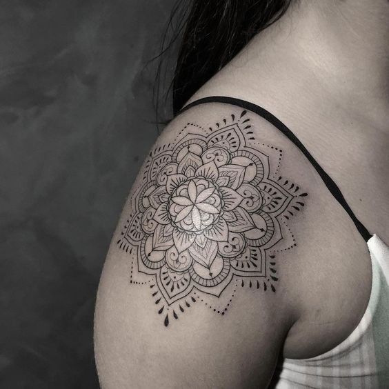 Les 100 plus beaux tatouages mandala pour femme 23