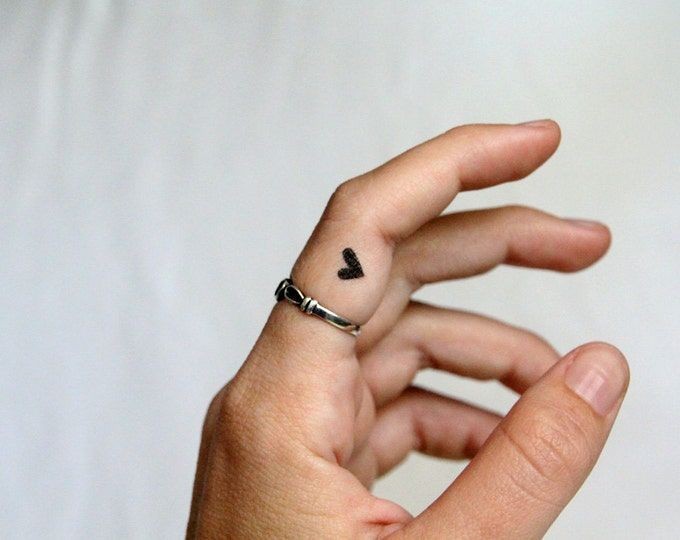 Les 100 plus beaux tatouages de doigts 24