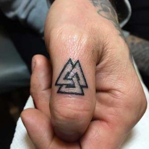 Les 100 plus beaux tatouages de doigts 25