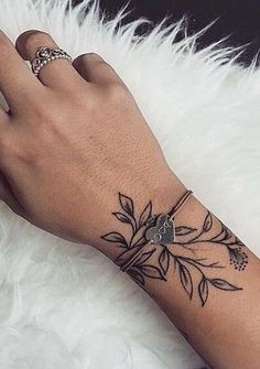 Les 100 plus beaux tatouages de poignet pour femme 25