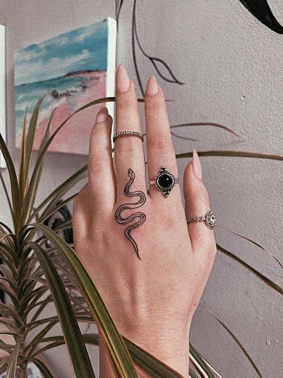 50 idées de tatouage serpent pour femme 26