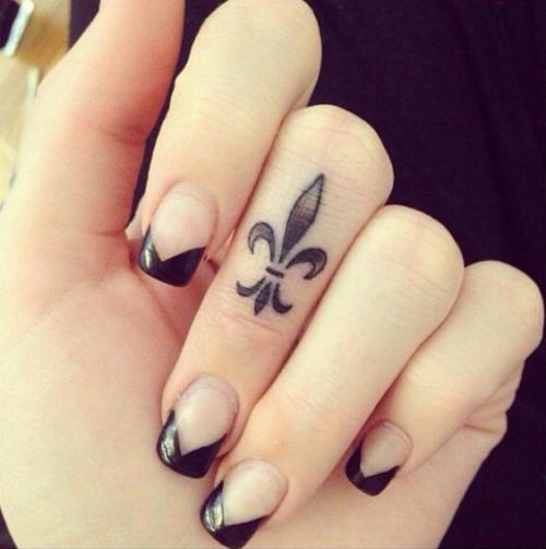 Les 100 plus beaux tatouages de doigts 26