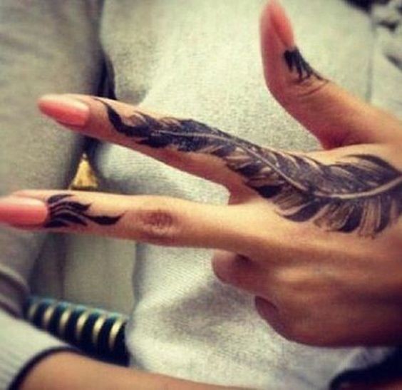 Les 100 plus beaux tatouages de doigts 27