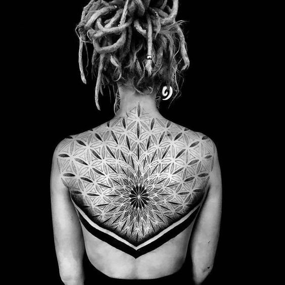 Les 100 plus beaux tatouages dos femme 27