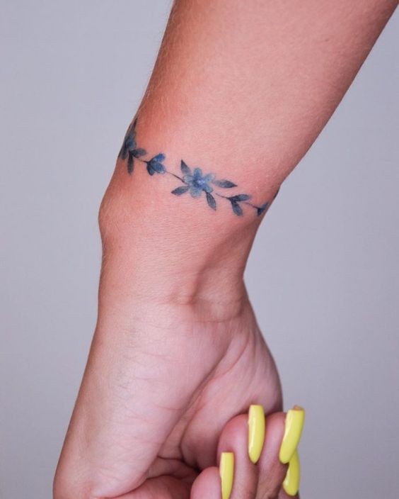 Les 100 plus beaux tatouages bracelet femme 28