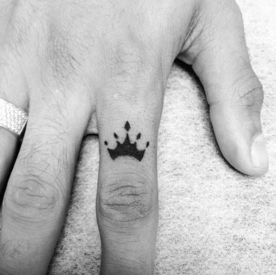 Les 100 plus beaux tatouages de doigts 28