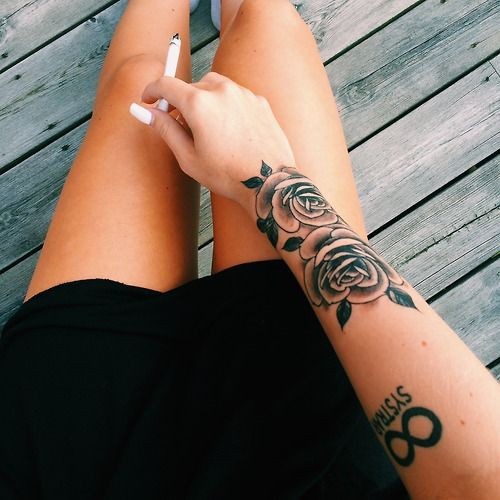 Les 100 plus beaux tatouages de poignet pour femme 28