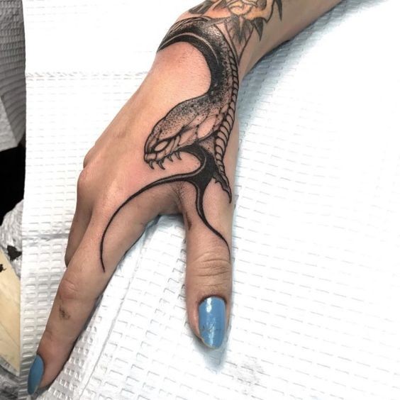 50 idées de tatouage serpent pour femme 29