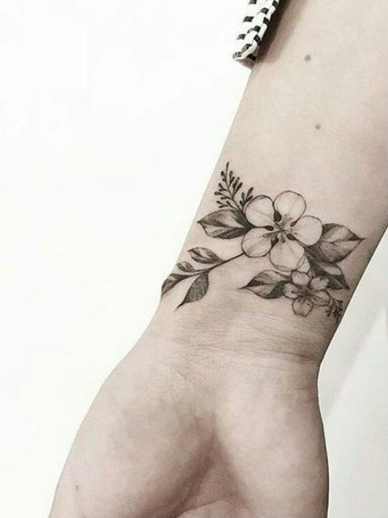 Les 100 plus beaux tatouages de poignet pour femme 29