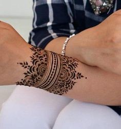 Les 100 plus beaux tatouages bracelet femme 30