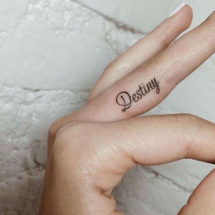 Les 100 plus beaux tatouages de doigts 30