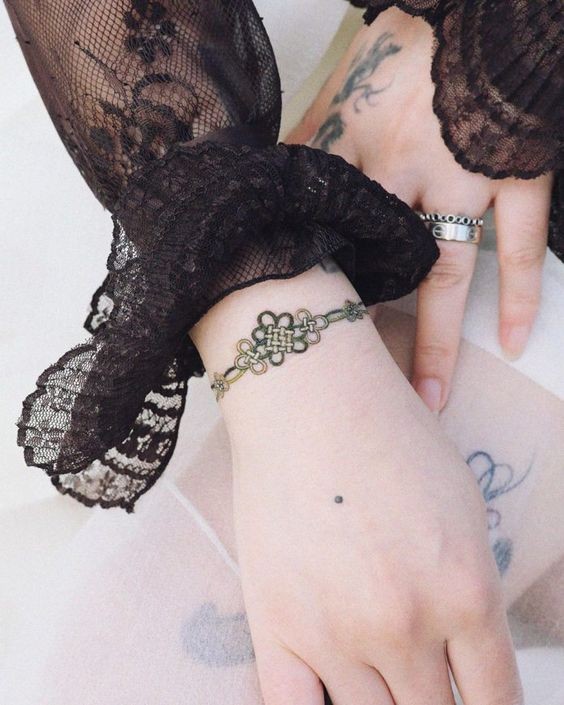 Les 100 plus beaux tatouages bracelet femme 31
