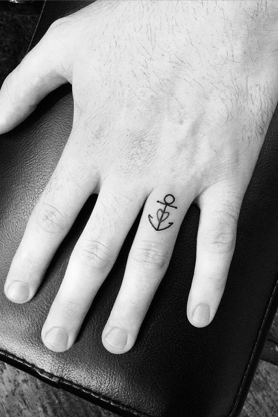 Les 100 plus beaux tatouages de doigts 31