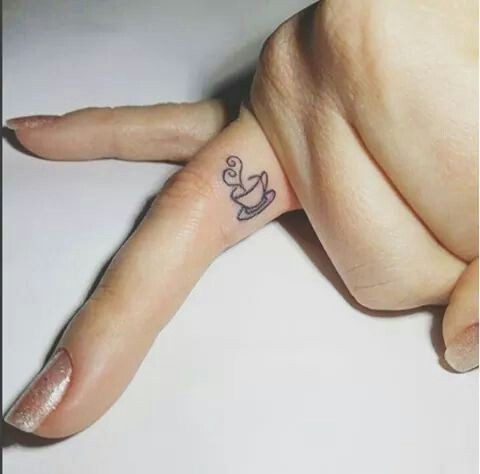 Les 100 plus beaux tatouages de doigts 32