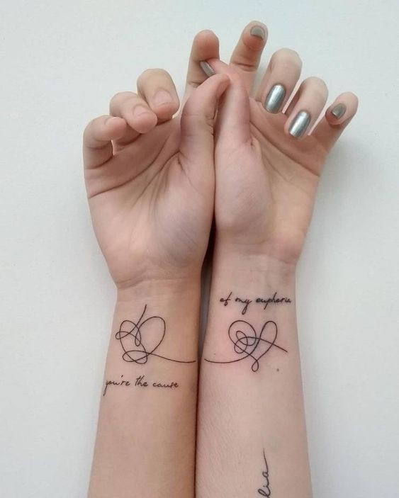 Les 100 plus beaux tatouages de poignet pour femme 32