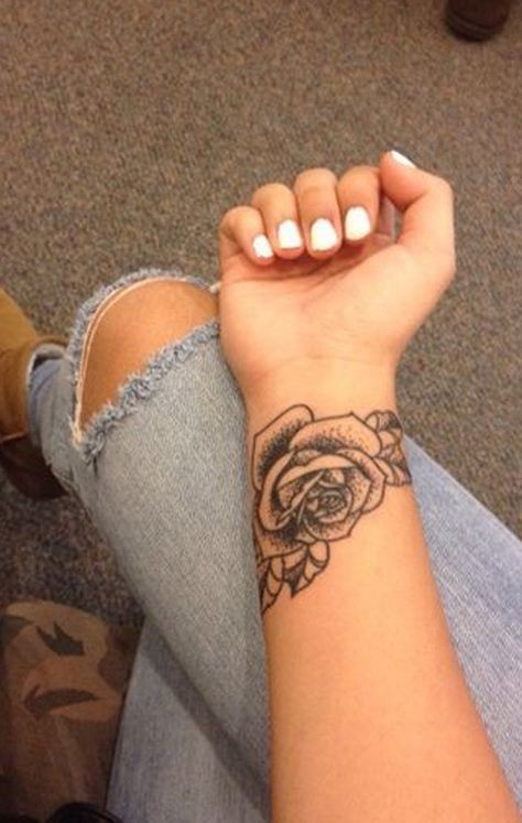 Les 100 plus beaux tatouages de poignet pour femme 33