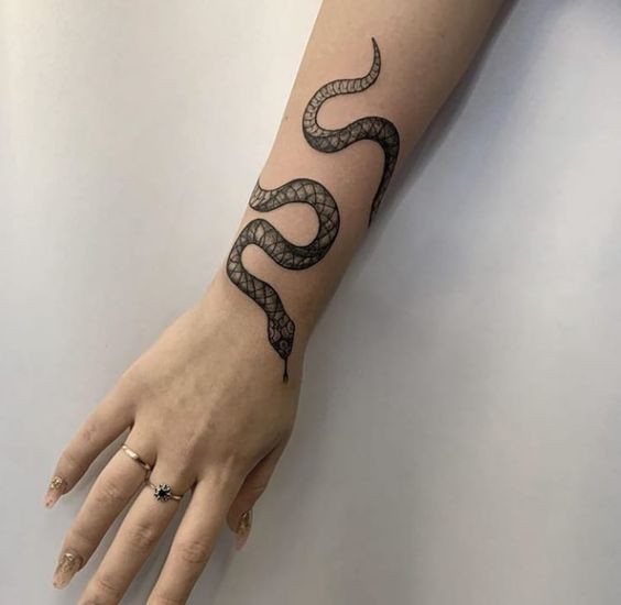 50 idées de tatouage serpent pour femme 34