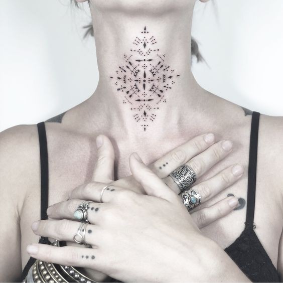 50 top idées de tatouages cou pour femme 34