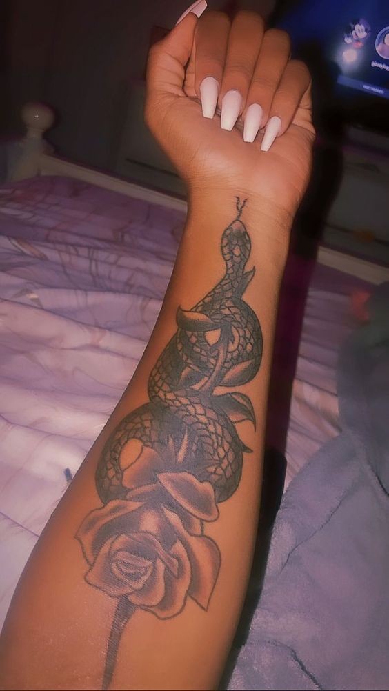 50 idées de tatouage serpent pour femme 35