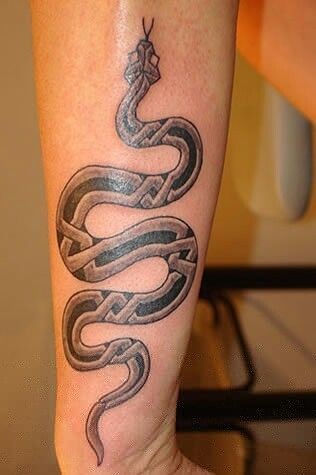 50 idées de tatouage serpent pour femme 36