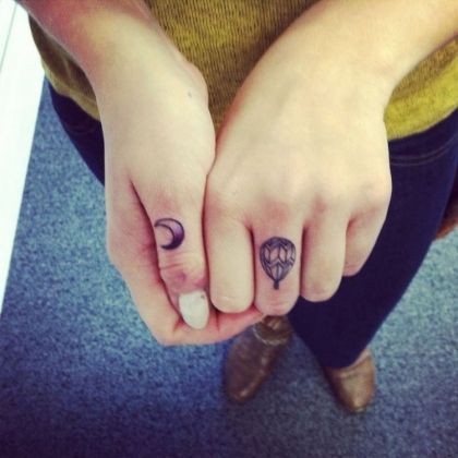 Les 100 plus beaux tatouages de doigts 36