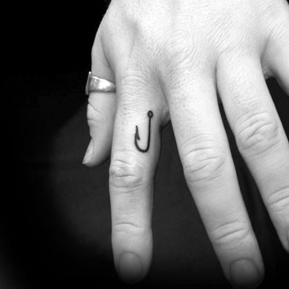 Les 100 plus beaux tatouages de doigts 37