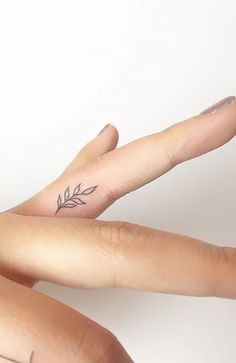 Les 100 plus beaux tatouages de doigts 39