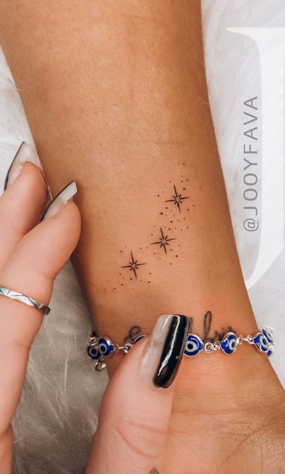 Les 100 plus beaux tatouages de poignet pour femme 38