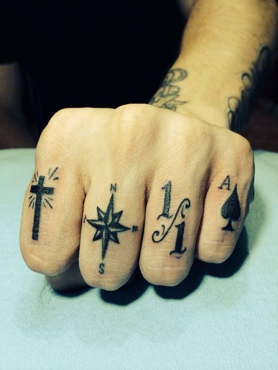 Les 100 plus beaux tatouages de doigts 40