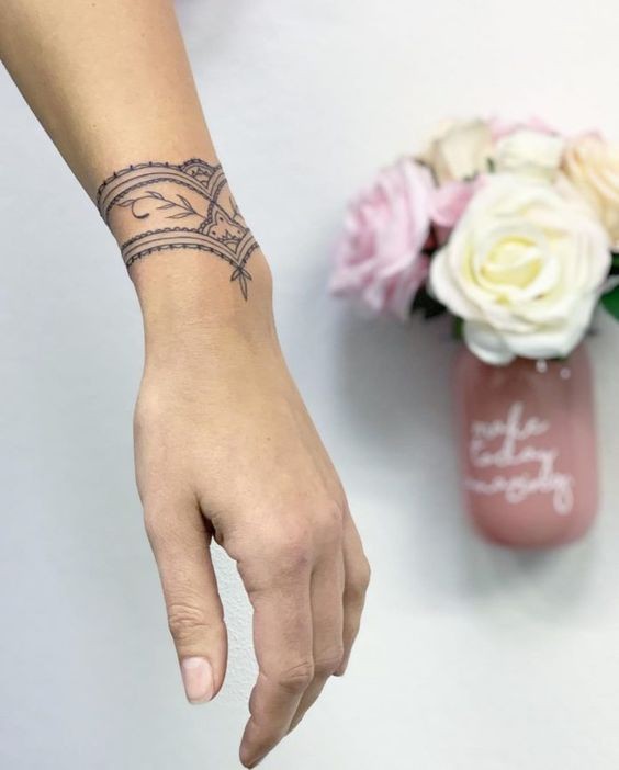 Les 100 plus beaux tatouages de poignet pour femme 39