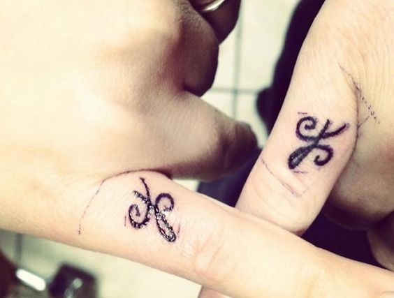Les 100 plus beaux tatouages de doigts 4