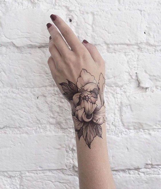 Les 100 plus beaux tatouages de poignet pour femme 4