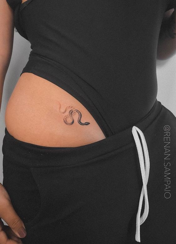 50 idées de tatouage serpent pour femme 41