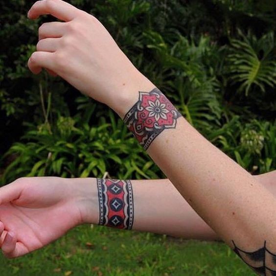 Les 100 plus beaux tatouages bracelet femme 42