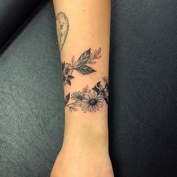 Les 100 plus beaux tatouages de poignet pour femme 41