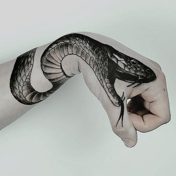 50 idées de tatouage serpent pour femme 43