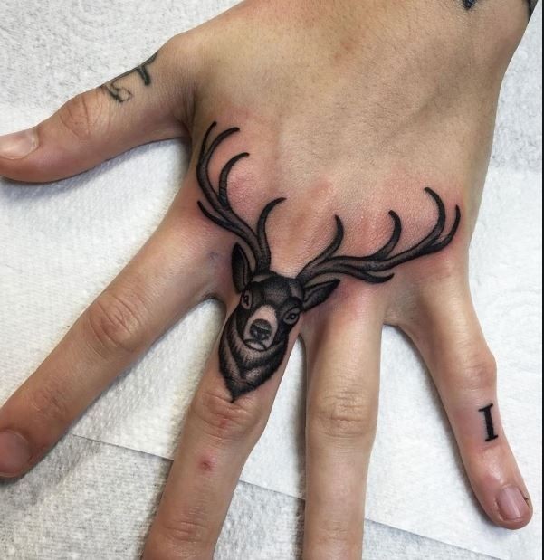 Les 100 plus beaux tatouages de doigts 43