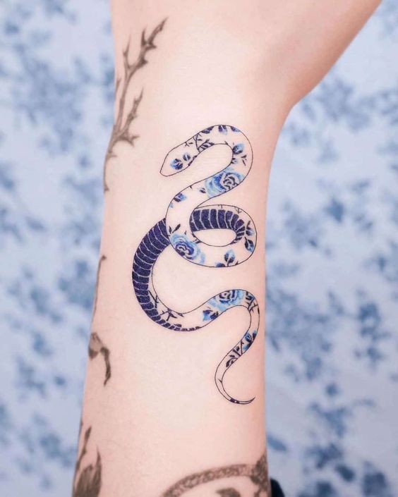 50 idées de tatouage serpent pour femme 45