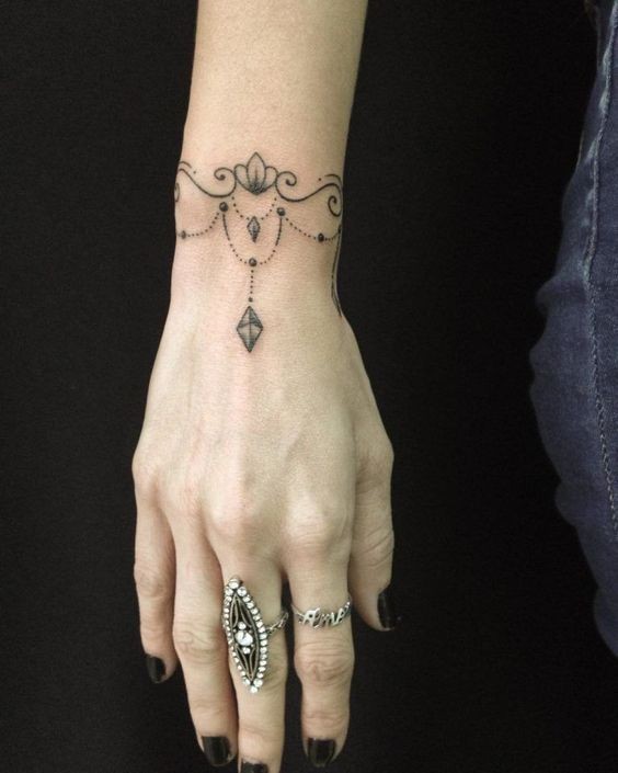 Les 100 plus beaux tatouages de poignet pour femme 44