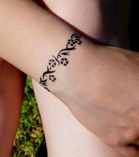 Les 100 plus beaux tatouages bracelet femme 48