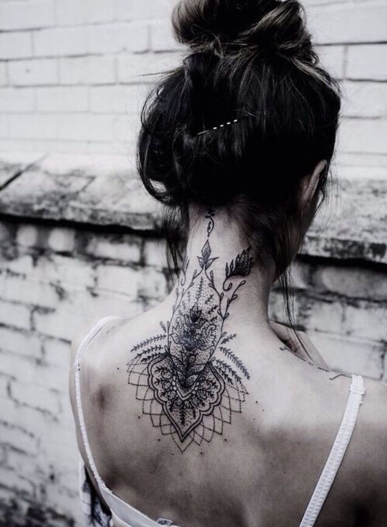 50 top idées de tatouages cou pour femme 48