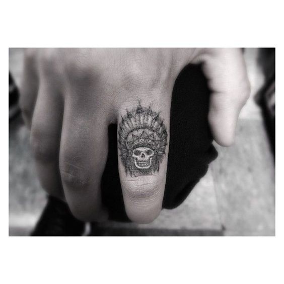 Les 100 plus beaux tatouages de doigts 48