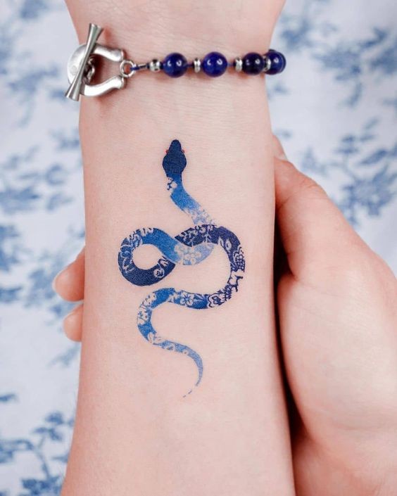 50 idées de tatouage serpent pour femme 49