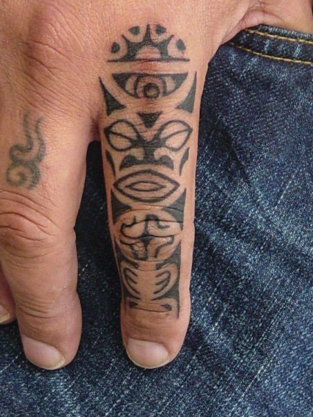 Les 100 plus beaux tatouages de doigts 49