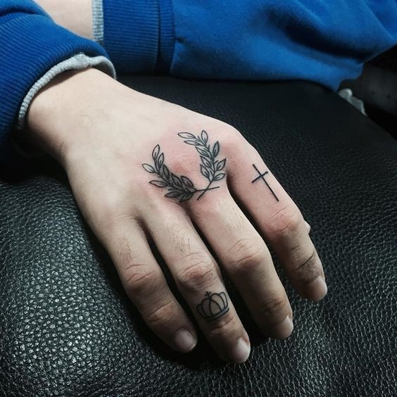Les 100 plus beaux tatouages de doigts 50