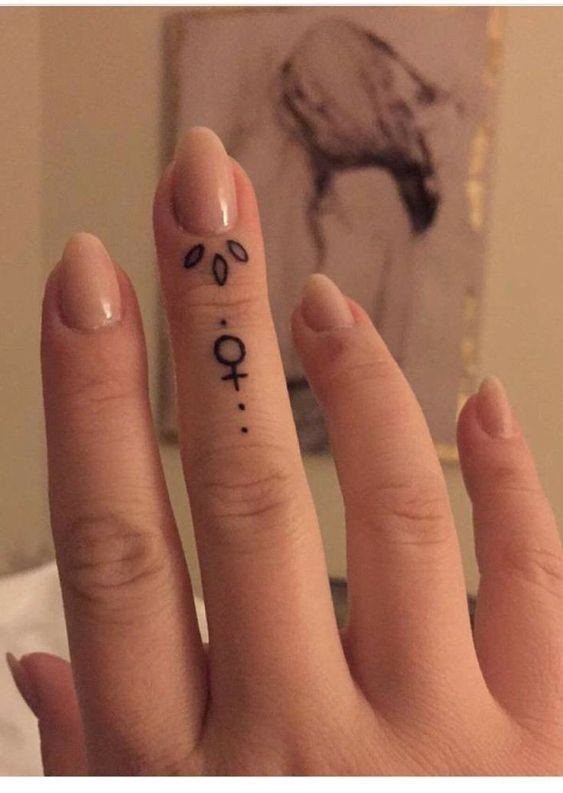 Les 100 plus beaux tatouages de doigts 51