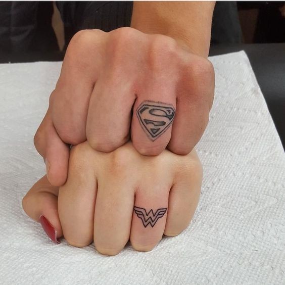 Les 100 plus beaux tatouages de doigts 52
